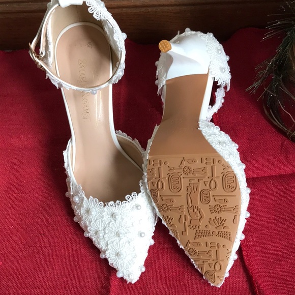 Gorgeous white heels 🤍 - Picture 8 of 9